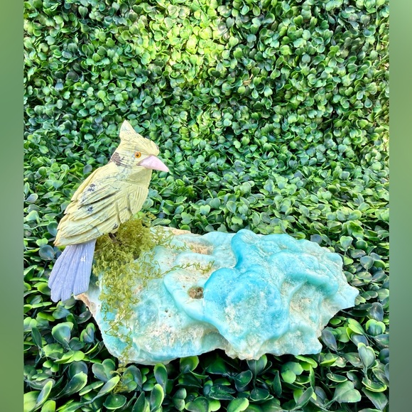 Bird carving on Blue Aragonite || Handcrafted - Picture 3 of 7